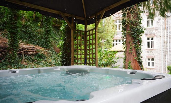 Treatment rooms, sauna, steam room, rasul and outdoor hot tubs. Relaxation and rejuvenation guaranteed